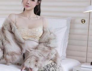 Xiuren秀人网 – 从小逗逗的婚纱拼图看世界：原图的真实与精选的美