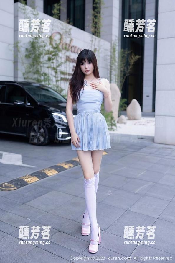 Xiuren秀人网 - “拍黄瓜girl”空姐的日常：原图分享让你眼前一亮！