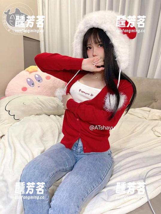 “at鲨鱼”和她的白丝女仆：免费的图册中竟藏着无限欢乐！