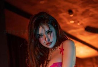 微密圈 – 在观看于芷晴的热辣红原图时，我的脑袋里突然一片空白！