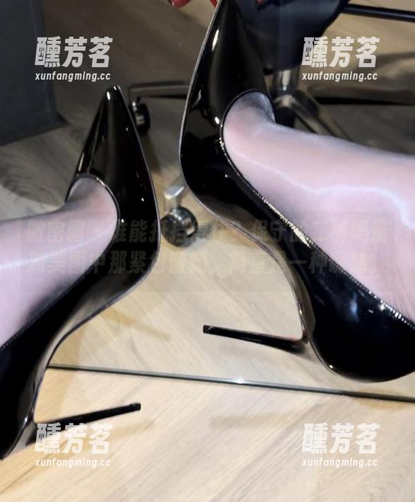 微密圈 - 谁能抵挡得住？保守的二舅妈最新美图中那紧包蜜腿，简直是一种诱惑。