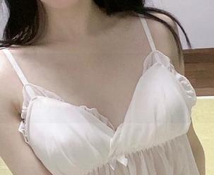 倦倦喵的女同事图集：轻轻一点，下载这份畅快随意的时光。