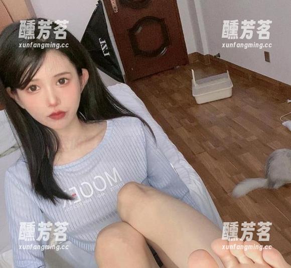 “倦倦喵”的私房图集，光是名字就透着一股不正经的温柔，真是让人忍不住想点开。