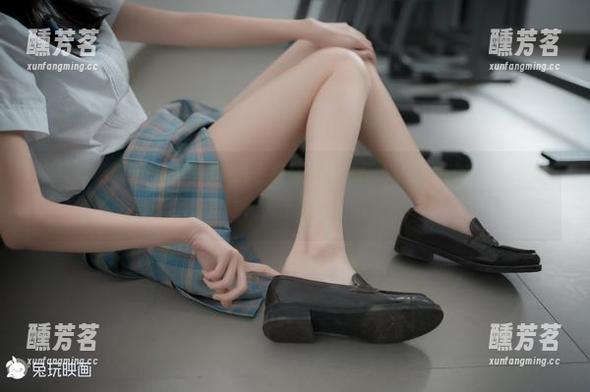 兔玩映画原图中的制服妹妹小细腿，果然是那种隐隐约约勾人的感觉，太不科学了！