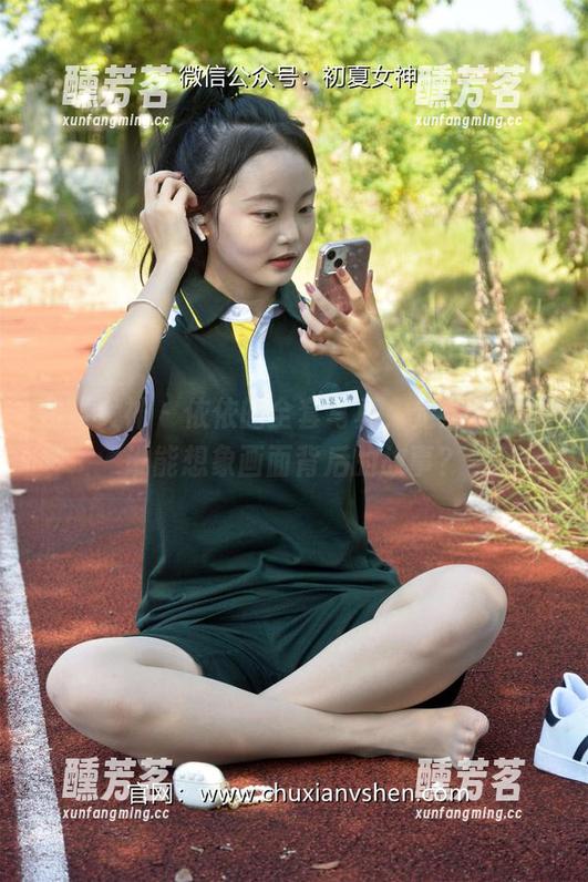 初夏女神 - 依依的全套写真，走走拍拍，谁能想象画面背后的故事？