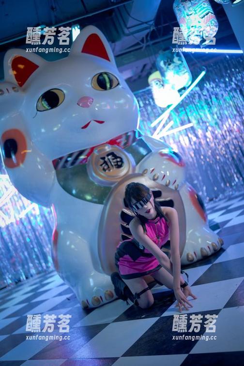 周叽是可爱兔兔的私房写真：白金泳装下的潮流哲学