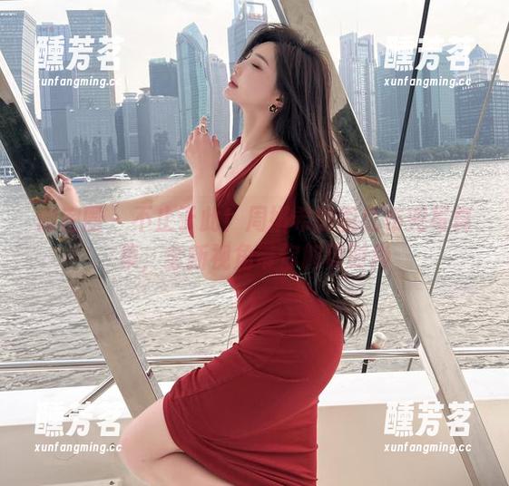 微密圈 - 不止于此！周妍希的圆红布兜写真集，全新视角带你解锁时尚