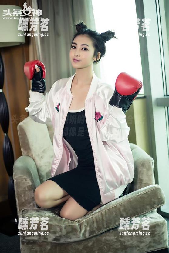 头条女神 - 周熙妍的裤里丝写真合集：每一张都像是个小诱惑…