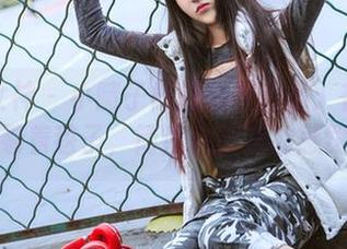 头条女神 – 小晴子最新睡衣作品：在沙发上卷着毯子，简直是甜蜜的惩罚！