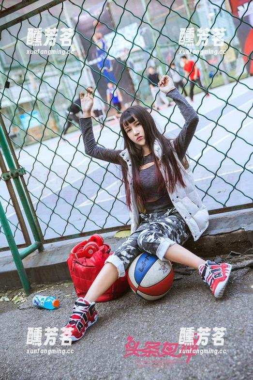 头条女神-小晴子 头条女神 - 小晴子最新睡衣作品:在沙发上卷着毯子,简直是甜蜜的惩罚!