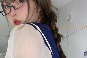 小泉学姐吖私拍图集：透明女仆的隐形挑战，谁能找到她？