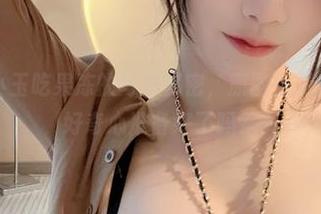 微密圈 – 小玉吃果冻的写真秘密，原图免费放送，你的好奇心准备好了吗？
