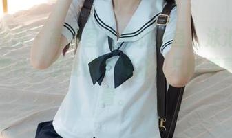 少女秩序 – 高清图片中的小鱼，泳池成了她的舞台，但我像个观众，只能羡慕地看着。