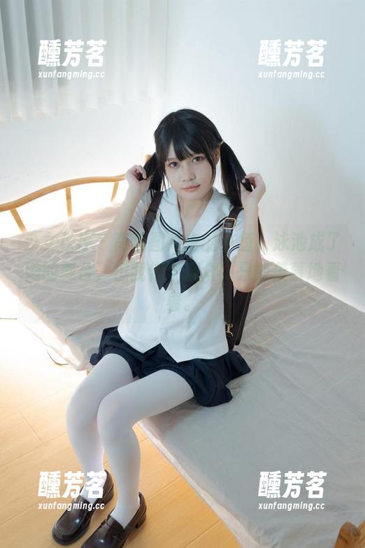 少女秩序 - 高清图片中的小鱼，泳池成了她的舞台，但我像个观众，只能羡慕地看着。