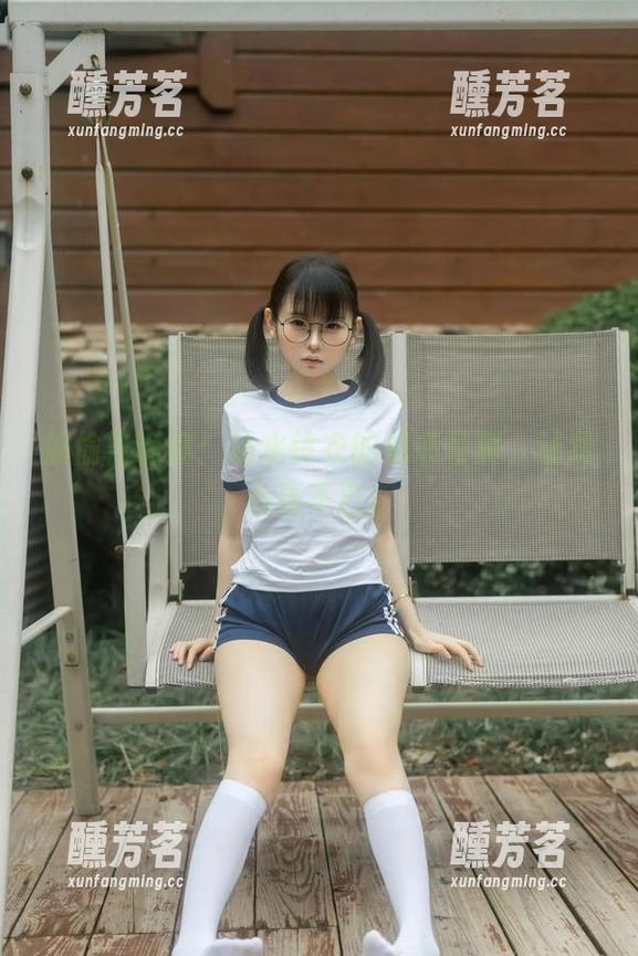 偷偷告诉你：幼水铃衣的秘书写真，让我心动不已！