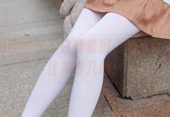 森萝财团的灰衣白丝套图，简直让人忍不住多看几眼！