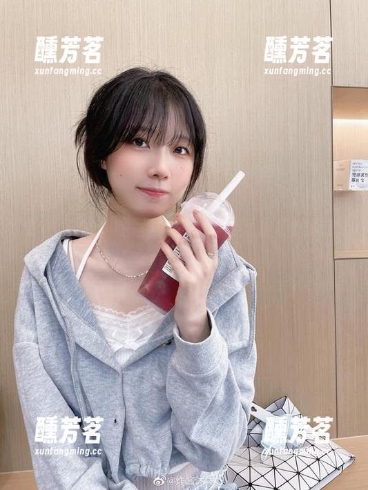 炸酱沐沐美腿写真：网盘放养的极致诱惑，想看吗？