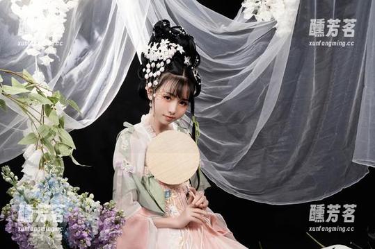 当爆机少女喵小吉穿上职业装，原图与写真一起告诉你，职场也可以风情万种