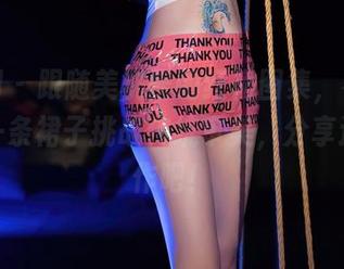 秀人网 – 跟随美桃酱的红裙图集，看她如何用一条裙子挑战传统审美，分享这波操作吧！