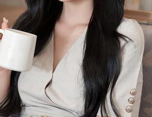 秀人网 – 草莓mm的皮衣合集美图：到底是衣服好看，还是她好看？
