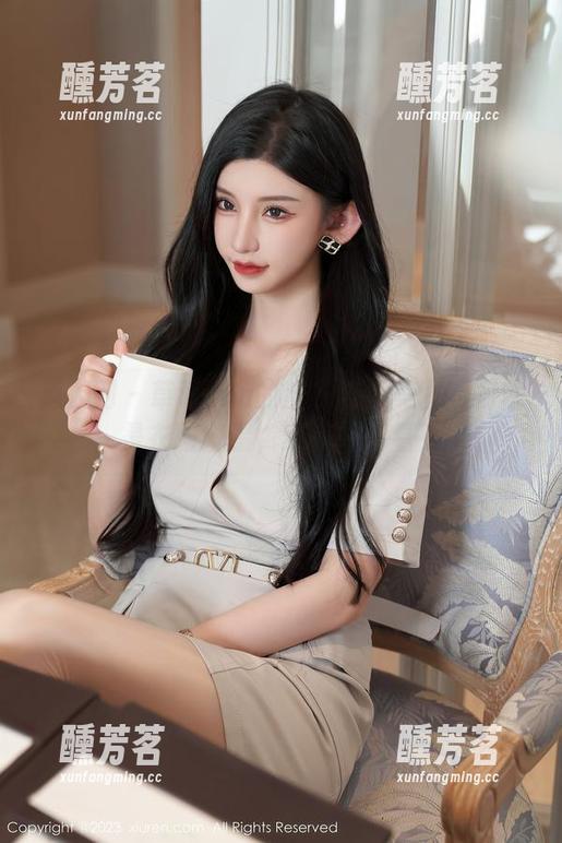 秀人网 - 草莓mm的皮衣合集美图：到底是衣服好看，还是她好看？