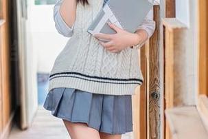 秀人网 – 邹晶晶女王的红裙写真，定制出属于你的奇幻之旅