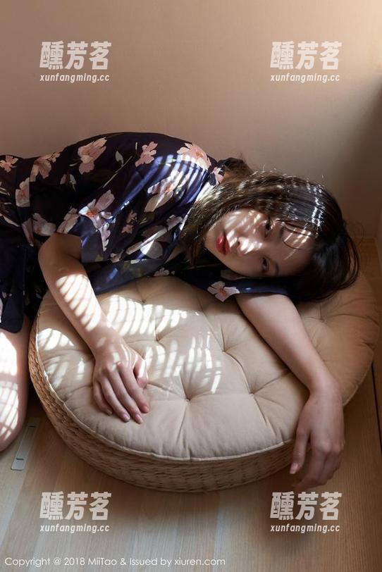 蜜桃社 - 萌美Moemi这组美图，腿部线条比我人生还精彩