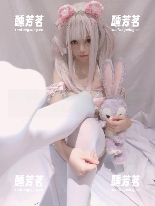 蜜汁猫裘：这眼镜猫娘的写真集只有我能看懂！快下载吧