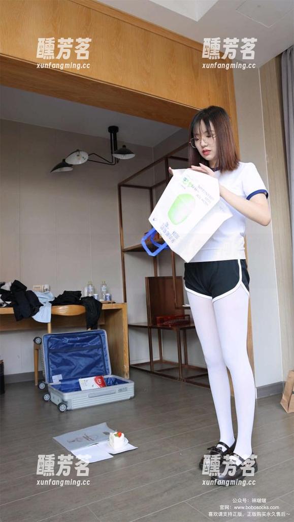 袜啵啵-苏苏 袜啵啵 - 原图直击:苏苏教你如何把职业装穿得像在度假