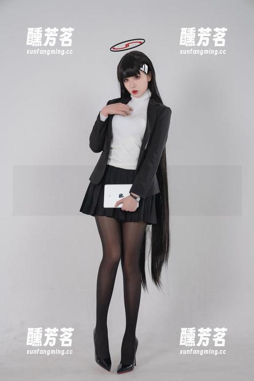 轩萧学姐灰色蕾丝，最新写真教你如何优雅遭遇‘意外的惊喜’！