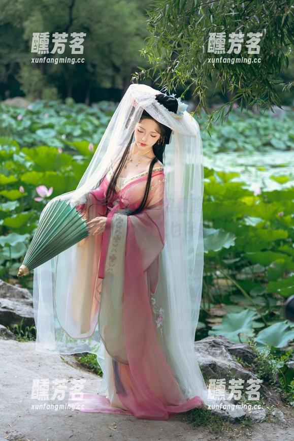 当雯妹不讲道理穿上漆皮裹胸，美图多的是，脸红心跳的感觉也伴随而来！