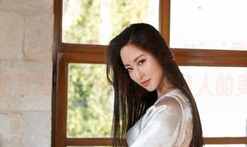 魅妍社 – 从容优雅：在FoxYini孟狐狸的私拍写真中，捕捉那双迷人的美腿