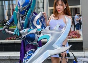 魔镜街拍 – 婷婷的最新写真集，白色吊带连衣裙绝对不简单，黑丝美腿真是惊艳更新！