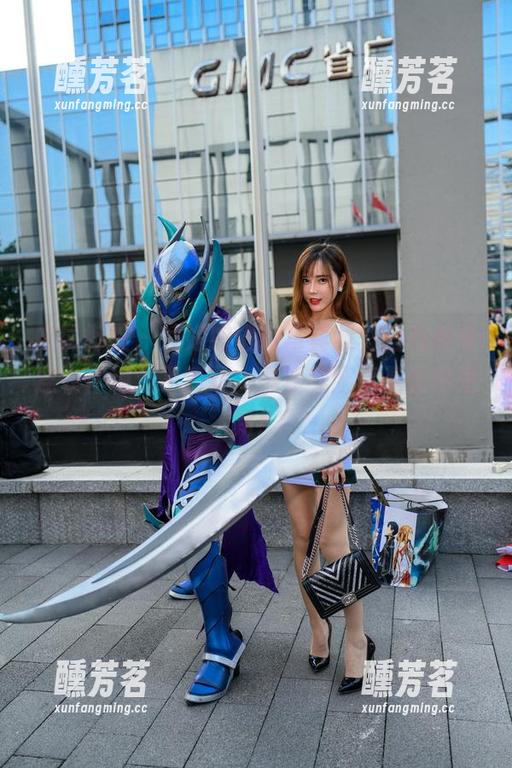 魔镜街拍 - 婷婷的最新写真集，白色吊带连衣裙绝对不简单，黑丝美腿真是惊艳更新！
