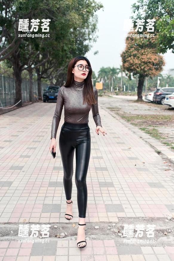 魔镜街拍 - 一边工作一边心猿意马？婷婷黑丝图集下载，深吸一口气。
