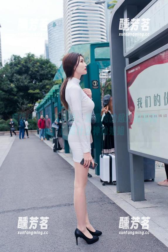 魔镜街拍 - 艾小青：观看她的超短裙和肉丝，这是什么神仙姐姐