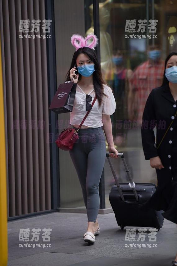 魔镜街拍 - 超级免费！艾小青的旗袍街拍图集，看看谁更会撩！