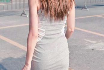 魔镜街拍：在高清作品中沉醉于绿色包臀裙丝袜美女的魅力——谁能抗拒这样的诱惑呢？